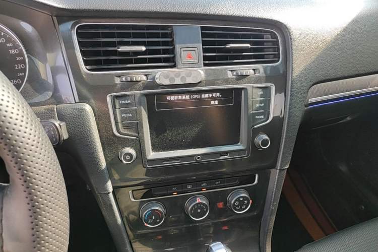 Used Volkswagen Golf 2017 1.6L Automatic Comfort Million-Vehicle Anniversary Edition Audio And AC Panel