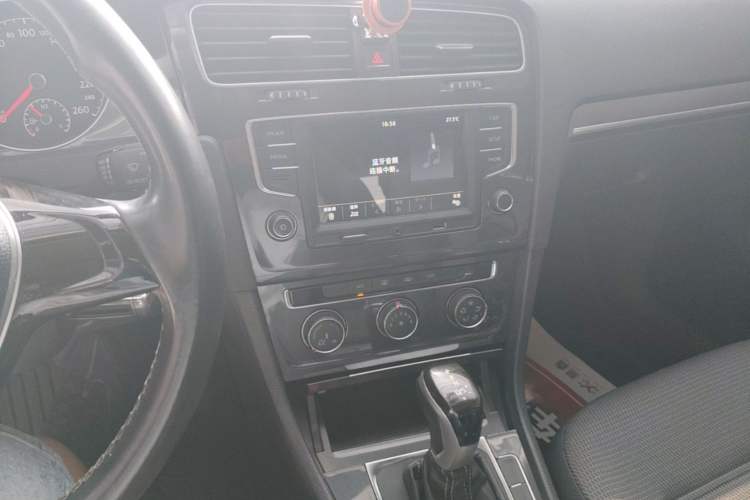 Used Volkswagen Golf 2017 1.6L Automatic Comfort Million-Vehicle Anniversary Edition Audio And AC Panel