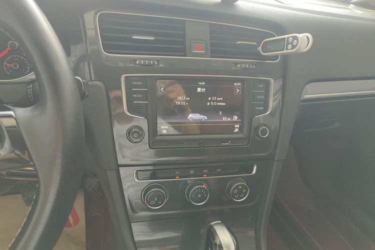 Used Volkswagen Golf 2017 1.6L Automatic Comfort Million-Vehicle Anniversary Edition Audio And AC Panel
