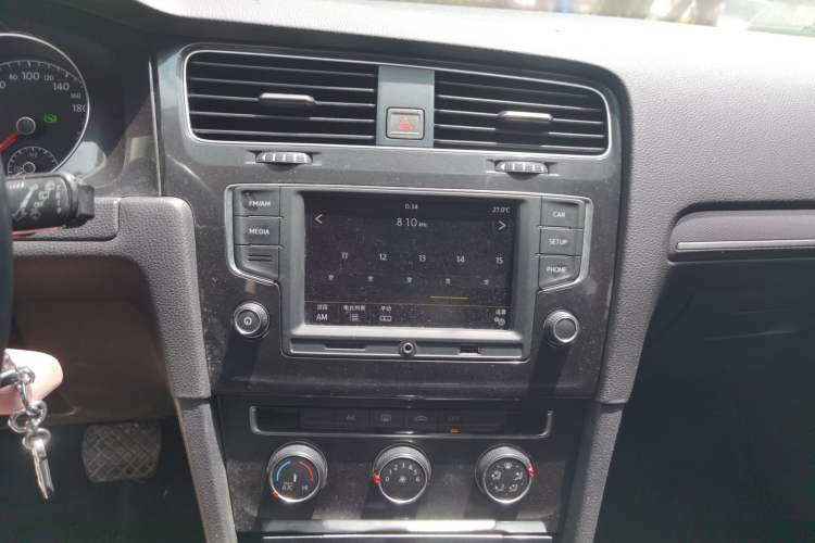 Used Volkswagen Golf 2017 1.6L Automatic Comfort Million-Vehicle Anniversary Edition Audio And AC Panel
