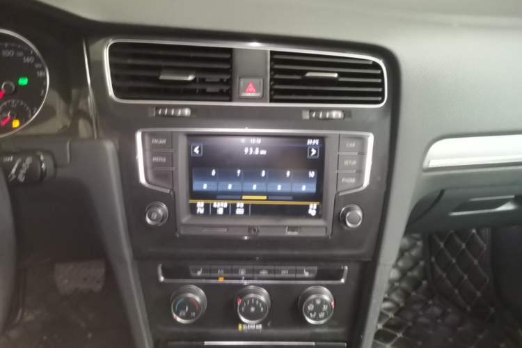 Used Volkswagen Golf 2017 230TSI Automatic Luxury Million-Vehicle Commemorative Edition Audio And AC Panel