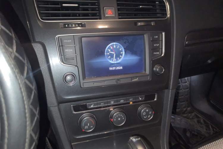 Used Volkswagen Golf 2017 230TSI Automatic Luxury Million-Vehicle Commemorative Edition Audio And AC Panel