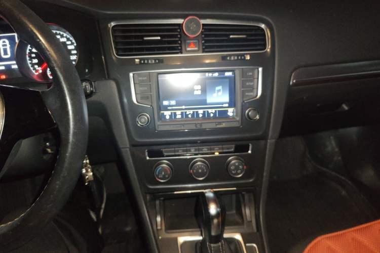 Used Volkswagen Golf 2017 1.6L Automatic Comfort Million-Vehicle Anniversary Edition Audio And AC Panel