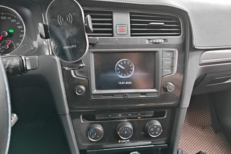 Used Volkswagen Golf 2017 1.6L Automatic Comfort Million-Vehicle Anniversary Edition Audio And AC Panel