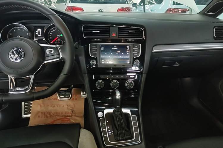 Used Volkswagen Golf 2017 280TSI Automatic R-Line Million-Vehicle Commemorative Edition Audio And AC Panel