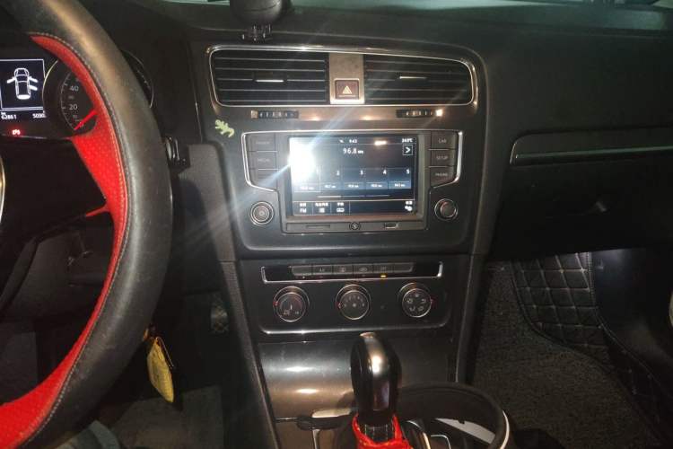 Used Volkswagen Golf 2017 1.6L Automatic Comfort Million-Vehicle Anniversary Edition Audio And AC Panel