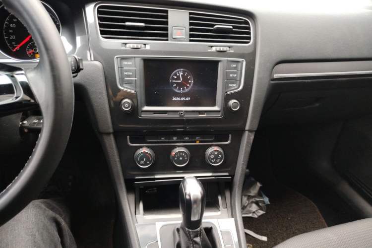 Used Volkswagen Golf 2017 1.6L Automatic Comfort Million-Vehicle Anniversary Edition Audio And AC Panel