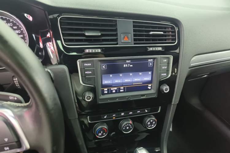 Used Volkswagen Golf 2017 280TSI Automatic R-Line Million-Vehicle Commemorative Edition Audio And AC Panel