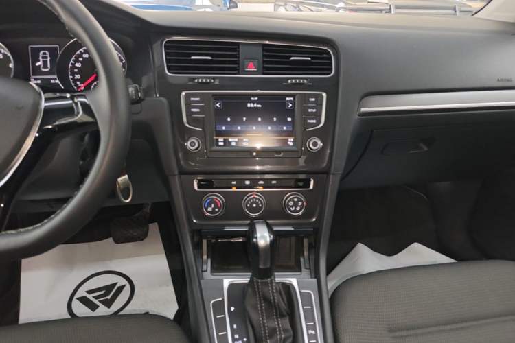 Used Volkswagen Golf 2017 1.6L Automatic Comfort Million-Vehicle Anniversary Edition Audio And AC Panel