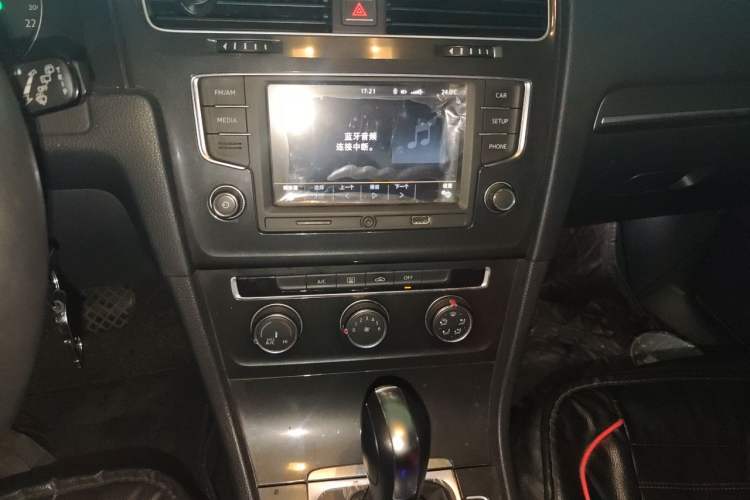 Used Volkswagen Golf 2017 1.6L Automatic Comfort Million-Vehicle Anniversary Edition Audio And AC Panel