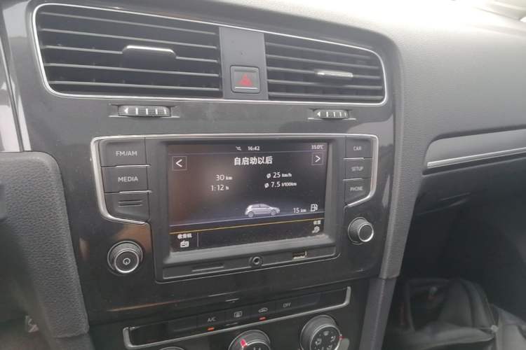 Used Volkswagen Golf 2017 1.6L Automatic Comfort Million-Vehicle Anniversary Edition Audio And AC Panel