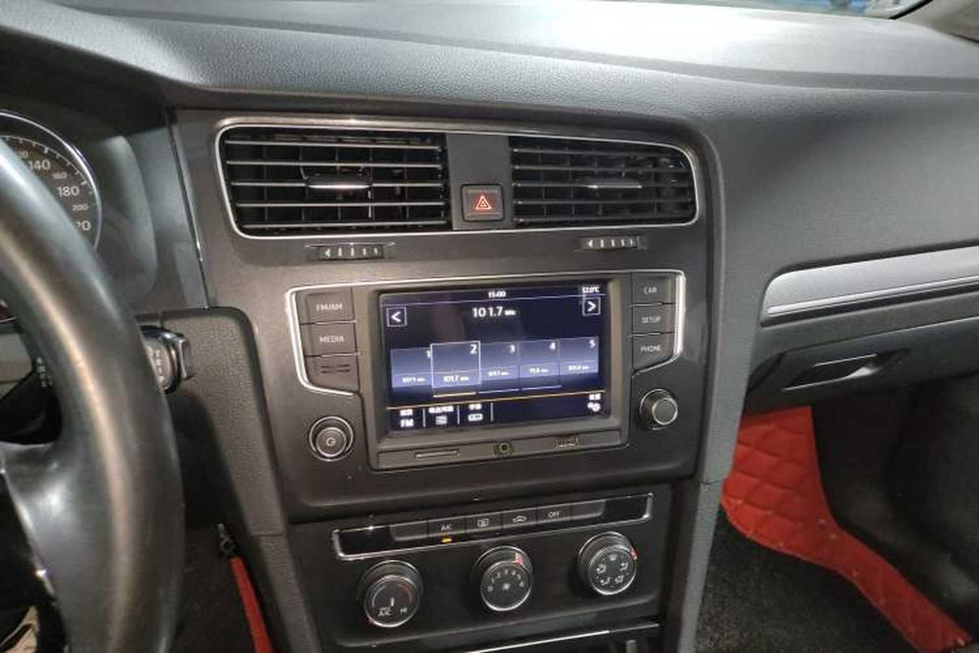 Used Volkswagen Golf 2017 1.6L Automatic Comfort Million-Vehicle Anniversary Edition Audio And AC Panel