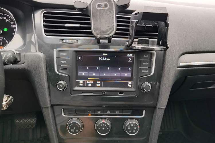 Used Volkswagen Golf 2017 1.6L Automatic Comfort Million-Vehicle Anniversary Edition Audio And AC Panel