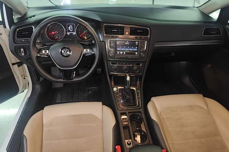 Used Volkswagen Golf 2017 230TSI Automatic Luxury Million-Vehicle Commemorative Edition Audio And AC Panel