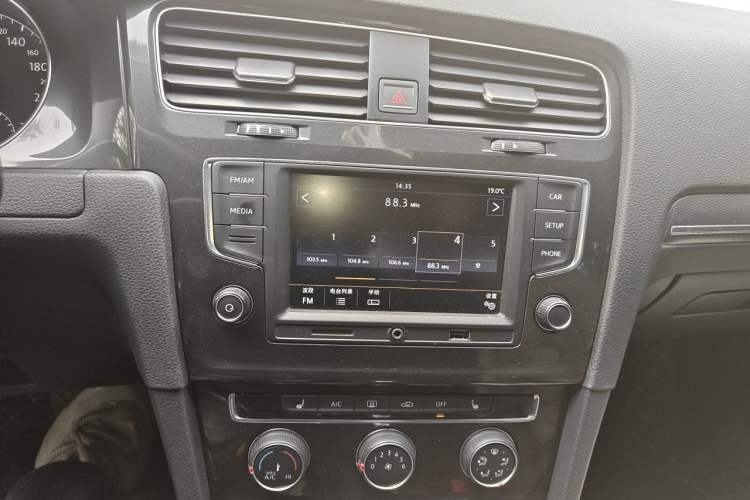 Used Volkswagen Golf 2017 230TSI Automatic Luxury Million-Vehicle Commemorative Edition Audio And AC Panel