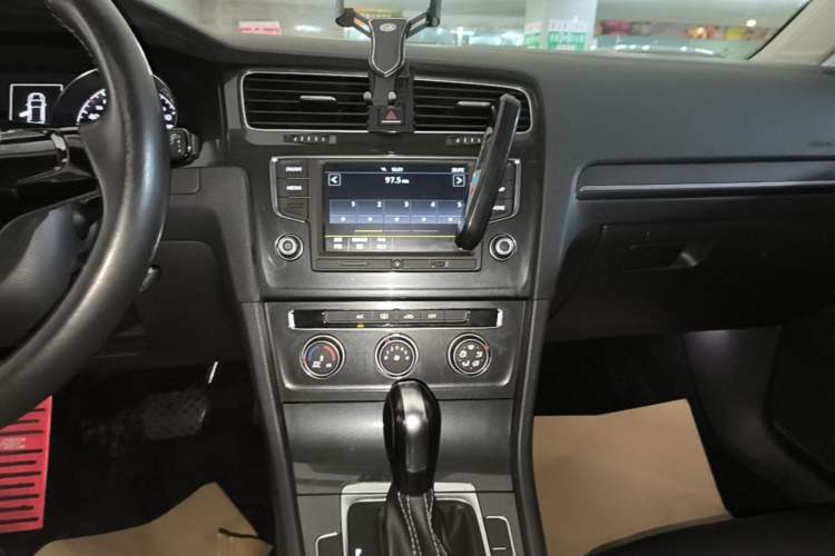 Used Volkswagen Golf 2017 1.6L Automatic Comfort Million-Vehicle Anniversary Edition Audio And AC Panel