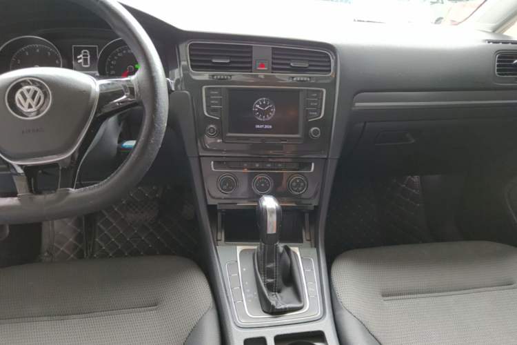 Used Volkswagen Golf 2017 1.6L Automatic Comfort Million-Vehicle Anniversary Edition Audio And AC Panel