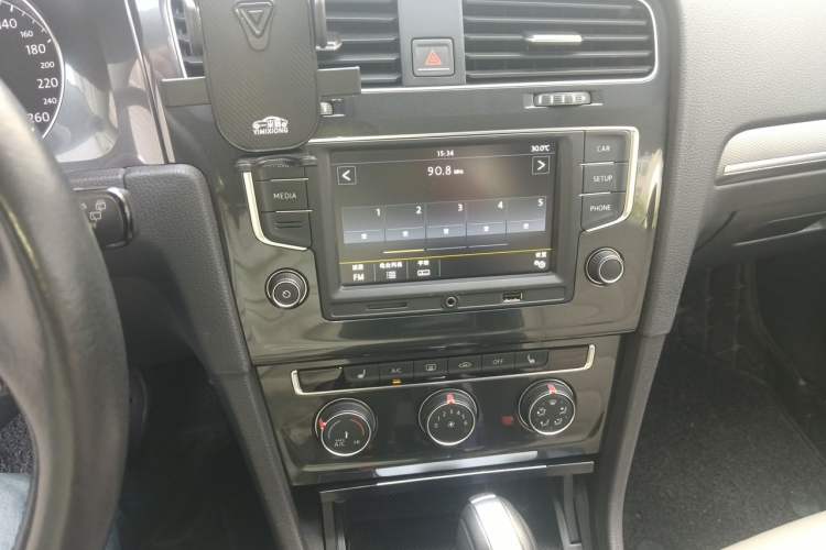 Used Volkswagen Golf 2017 230TSI Automatic Luxury Million-Vehicle Commemorative Edition Audio And AC Panel