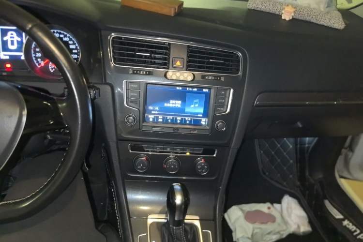 Used Volkswagen Golf 2017 1.6L Automatic Comfort Million-Vehicle Anniversary Edition Audio And AC Panel
