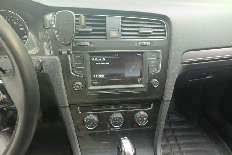 Used Volkswagen Golf 2017 1.6L Automatic Comfort Million-Vehicle Anniversary Edition Audio And AC Panel
