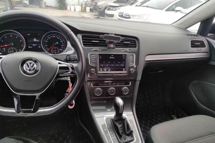 Used Volkswagen Golf 2017 1.6L Automatic Comfort Million-Vehicle Anniversary Edition Audio And AC Panel