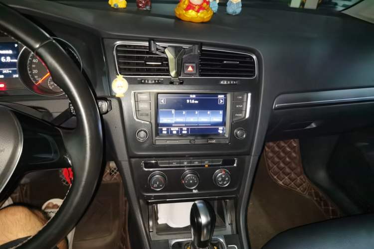 Used Volkswagen Golf 2017 1.6L Automatic Comfort Million-Vehicle Anniversary Edition Audio And AC Panel