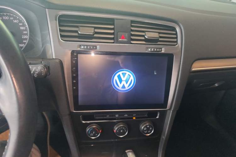 Used Volkswagen Golf 2017 1.6L Automatic Comfort Million-Vehicle Anniversary Edition Audio And AC Panel