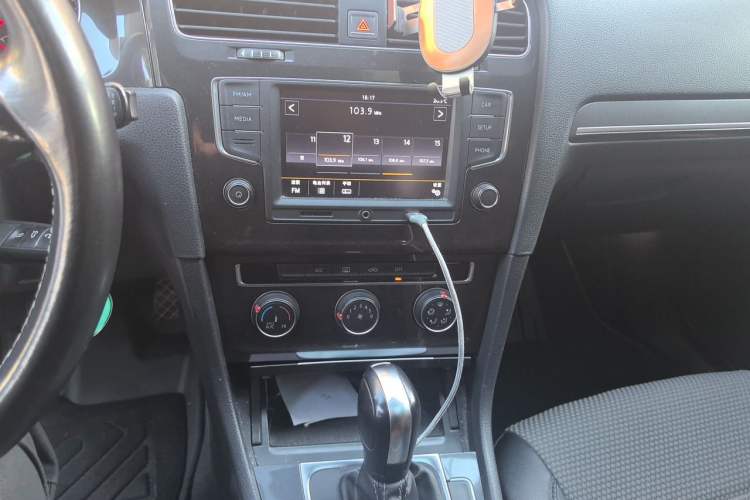 Used Volkswagen Golf 2017 1.6L Automatic Comfort Million-Vehicle Anniversary Edition Audio And AC Panel