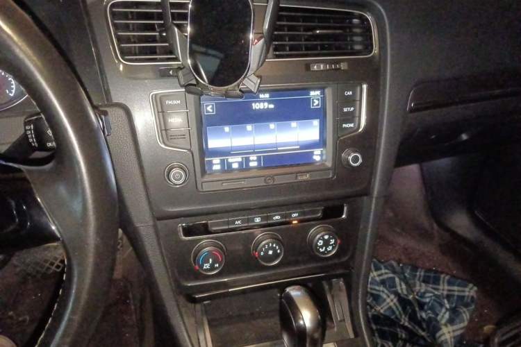 Used Volkswagen Golf 2017 1.6L Automatic Comfort Million-Vehicle Anniversary Edition Audio And AC Panel