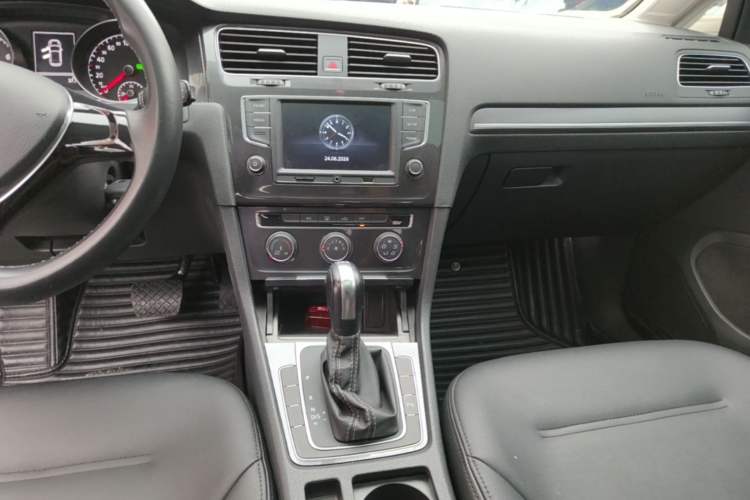 Used Volkswagen Golf 2017 230TSI Automatic Comfort Edition – Celebrating Milestone of One Million Units Audio And AC Panel