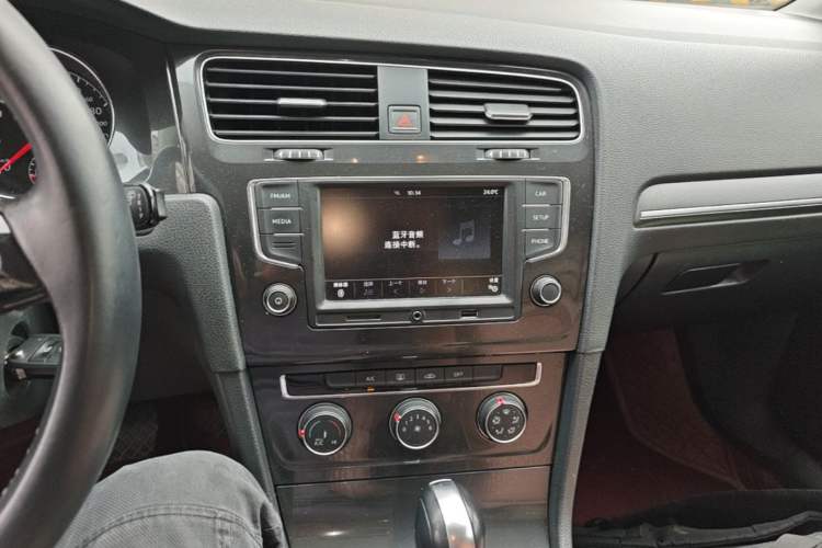 Used Volkswagen Golf 2017 1.6L Automatic Comfort Million-Vehicle Anniversary Edition Audio And AC Panel