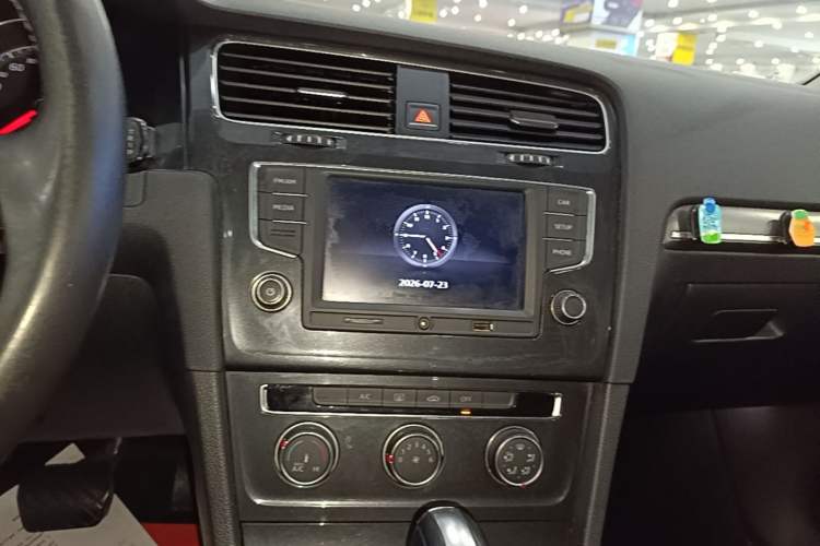 Used Volkswagen Golf 2017 1.6L Automatic Comfort Million-Vehicle Anniversary Edition Audio And AC Panel