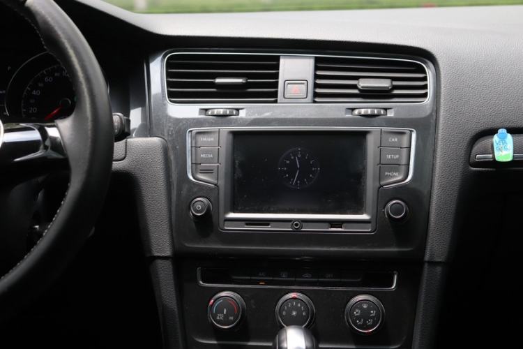 Used Volkswagen Golf 2017 1.6L Automatic Comfort Million-Vehicle Anniversary Edition Audio And AC Panel
