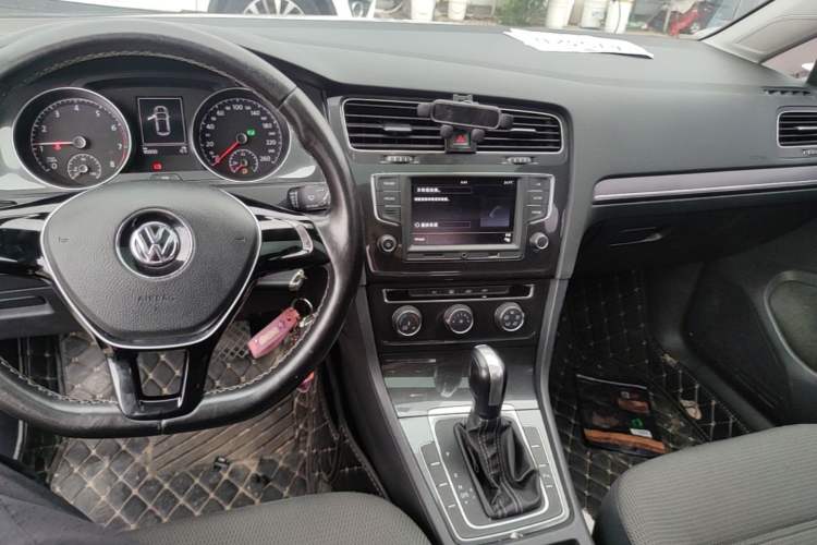 Used Volkswagen Golf 2017 1.6L Automatic Comfort Million-Vehicle Anniversary Edition Audio And AC Panel
