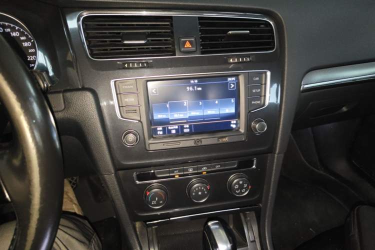 Used Volkswagen Golf 2017 1.6L Automatic Comfort Million-Vehicle Anniversary Edition Audio And AC Panel