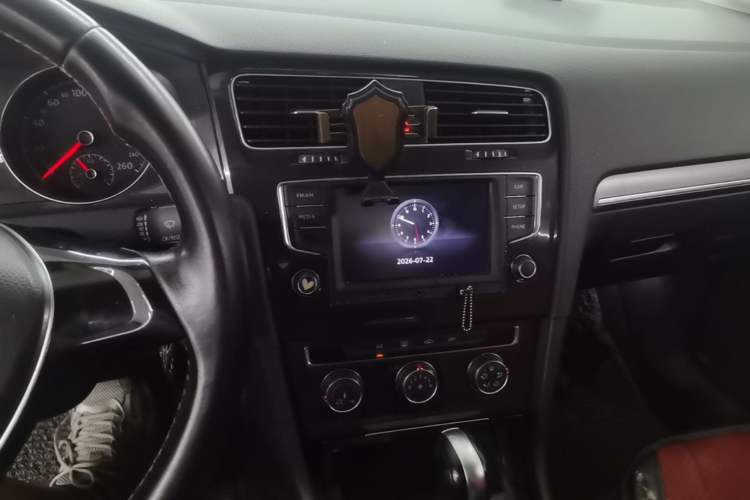 Used Volkswagen Golf 2017 1.6L Automatic Comfort Million-Vehicle Anniversary Edition Audio And AC Panel