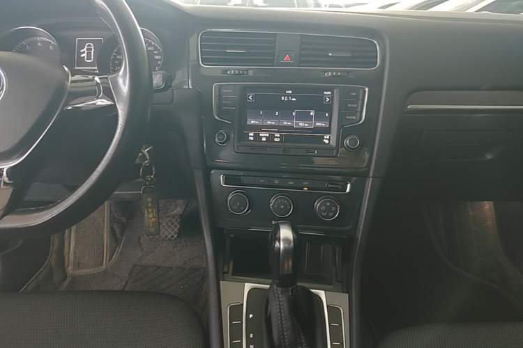 Used Volkswagen Golf 2017 1.6L Automatic Comfort Million-Vehicle Anniversary Edition Audio And AC Panel
