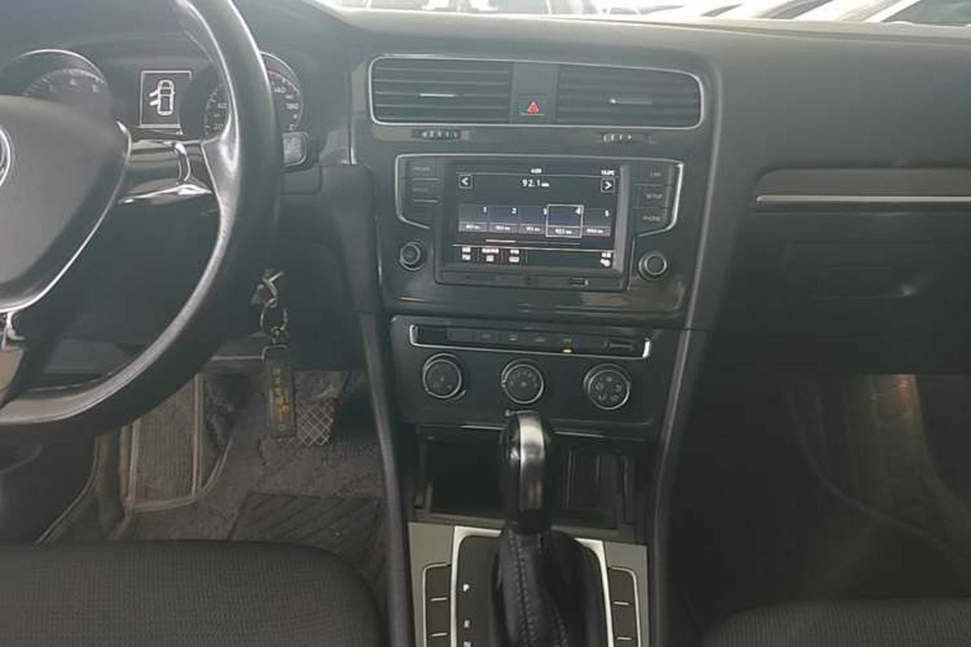 Used Volkswagen Golf 2017 1.6L Automatic Comfort Million-Vehicle Anniversary Edition Audio And AC Panel