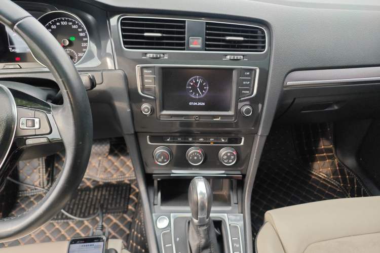 Used Volkswagen Golf 2017 230TSI Automatic Luxury Million-Vehicle Commemorative Edition Audio And AC Panel
