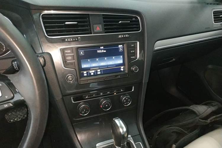 Used Volkswagen Golf 2017 230TSI Automatic Luxury Million-Vehicle Commemorative Edition Audio And AC Panel