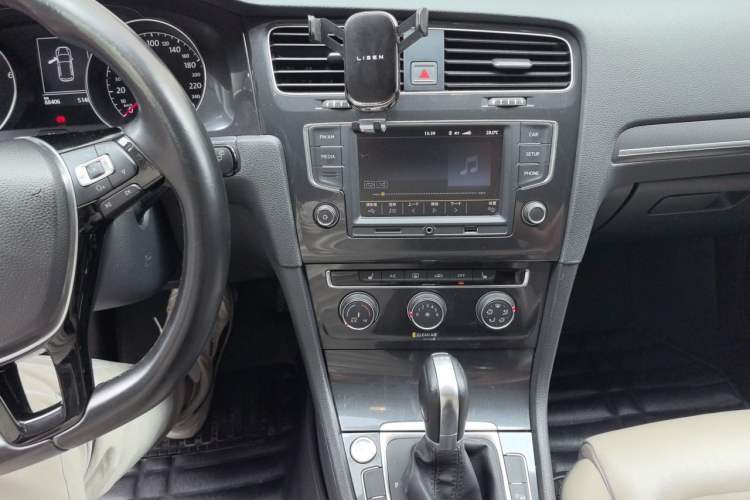 Used Volkswagen Golf 2017 230TSI Automatic Luxury Million-Vehicle Commemorative Edition Audio And AC Panel