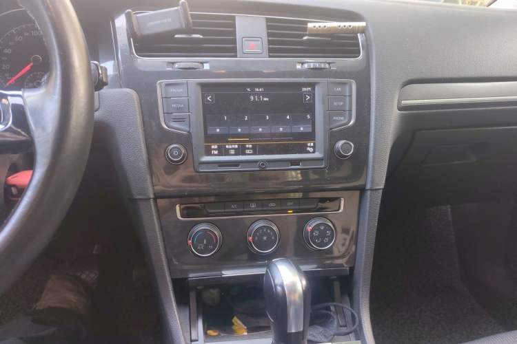 Used Volkswagen Golf 2017 1.6L Automatic Comfort Million-Vehicle Anniversary Edition Audio And AC Panel