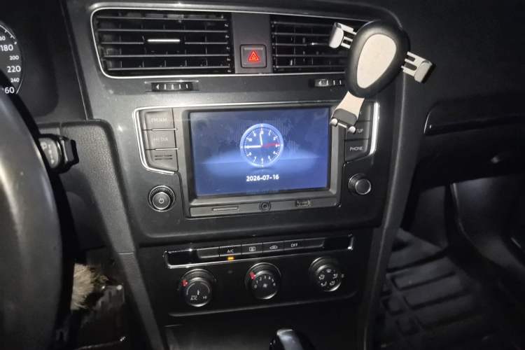 Used Volkswagen Golf 2017 1.6L Automatic Comfort Million-Vehicle Anniversary Edition Audio And AC Panel