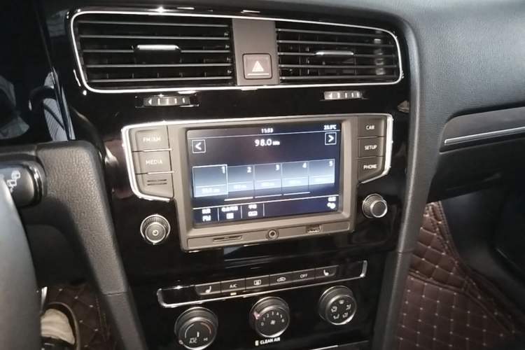 Used Volkswagen Golf 2017 280TSI Automatic R-Line Million-Vehicle Commemorative Edition Audio And AC Panel