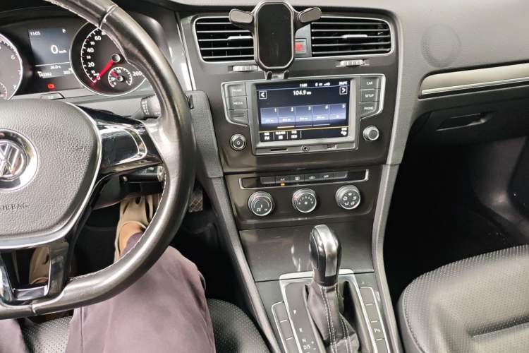 Used Volkswagen Golf 2017 1.6L Automatic Comfort Million-Vehicle Anniversary Edition Audio And AC Panel