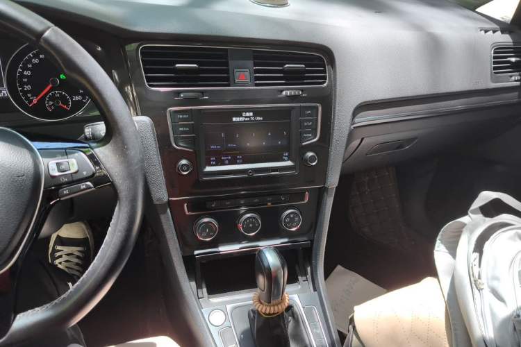 Used Volkswagen Golf 2017 230TSI Automatic Luxury Million-Vehicle Commemorative Edition Audio And AC Panel