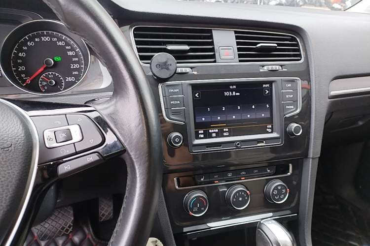 Used Volkswagen Golf 2017 230TSI Automatic Luxury Million-Vehicle Commemorative Edition Audio And AC Panel