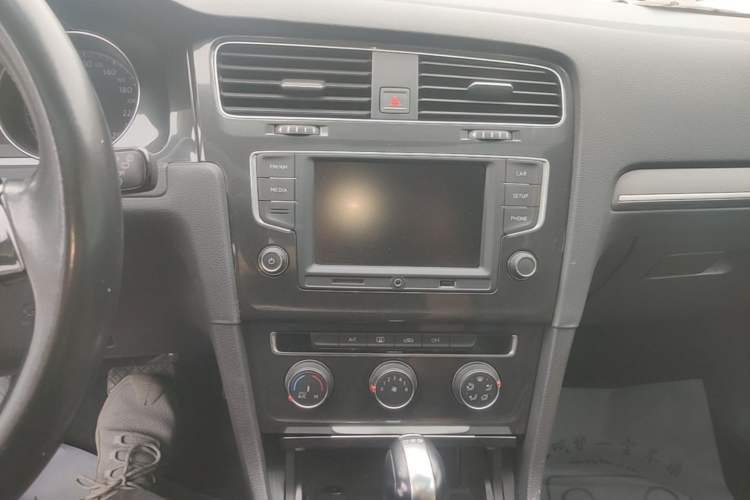 Used Volkswagen Golf 2017 230TSI Automatic Comfort Edition – Celebrating Milestone of One Million Units Audio And AC Panel
