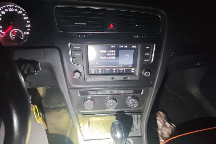 Used Volkswagen Golf 2017 1.6L Automatic Comfort Million-Vehicle Anniversary Edition Audio And AC Panel