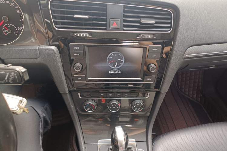 Used Volkswagen Golf 2017 1.6L Automatic Comfort Million-Vehicle Anniversary Edition Audio And AC Panel